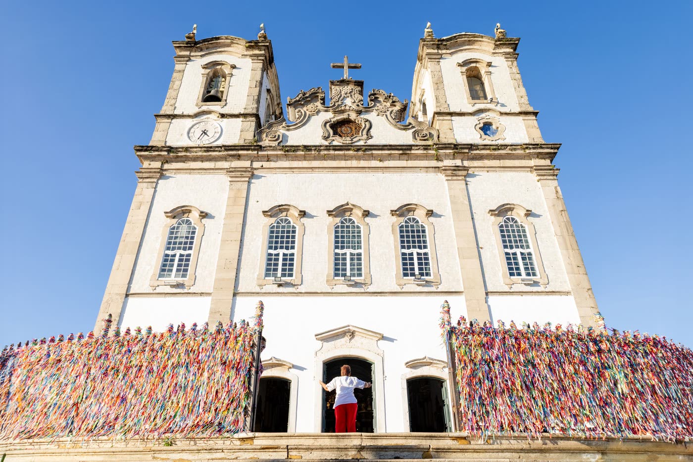 Fachada da Igreja do Bonfim com as grades cobertas de fitinhas