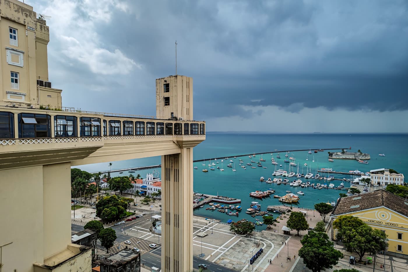 Elevador Lacerda sobre a marina e a baía