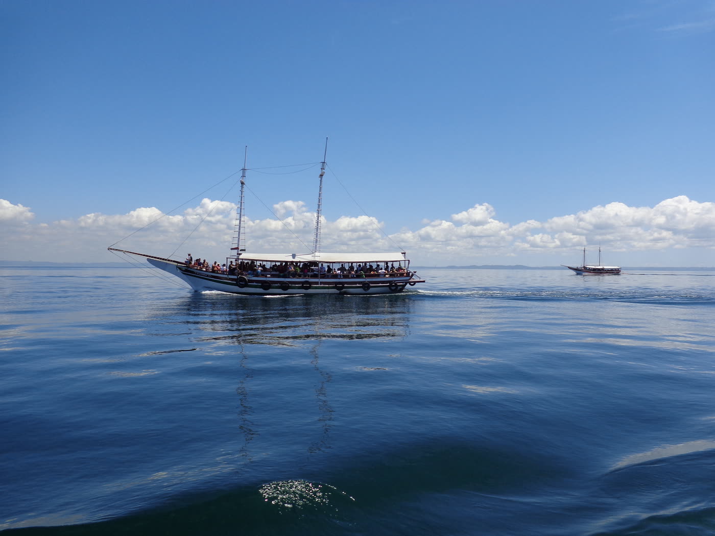 Escuna navegando rumo à Ilha dos Frades