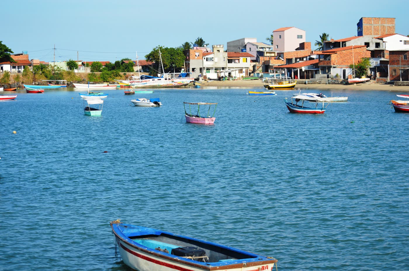 Barcos coloridos na Ponta de Areia, em Itaparica