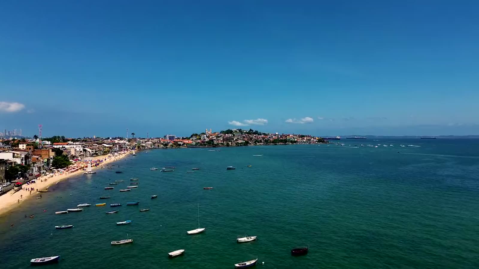 Barcos ancorados na Baía de Todos os Santos