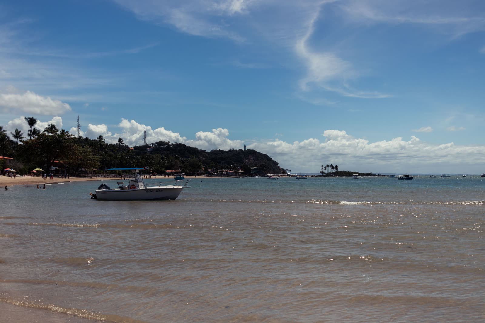 Barco na água clara de Morro de São Paulo