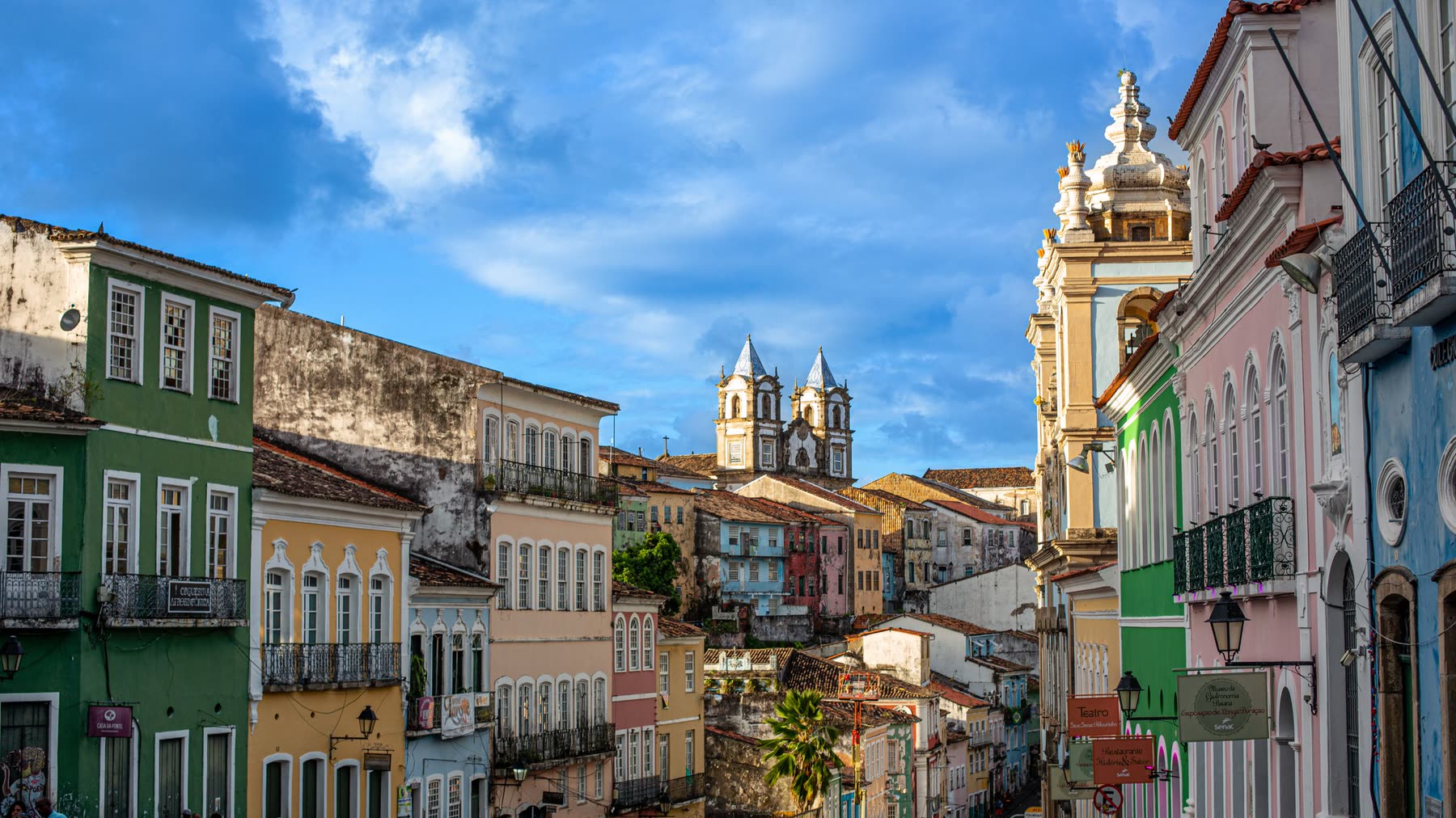 Casarões coloridos e igrejas do Pelourinho sob céu azul